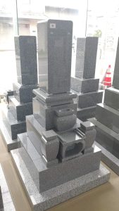 ８寸角３段墓　座布団付き